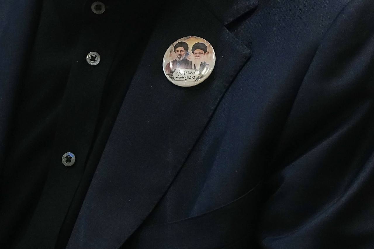 伊朗代表戴着“哈梅内伊徽章”参加美伊谈判