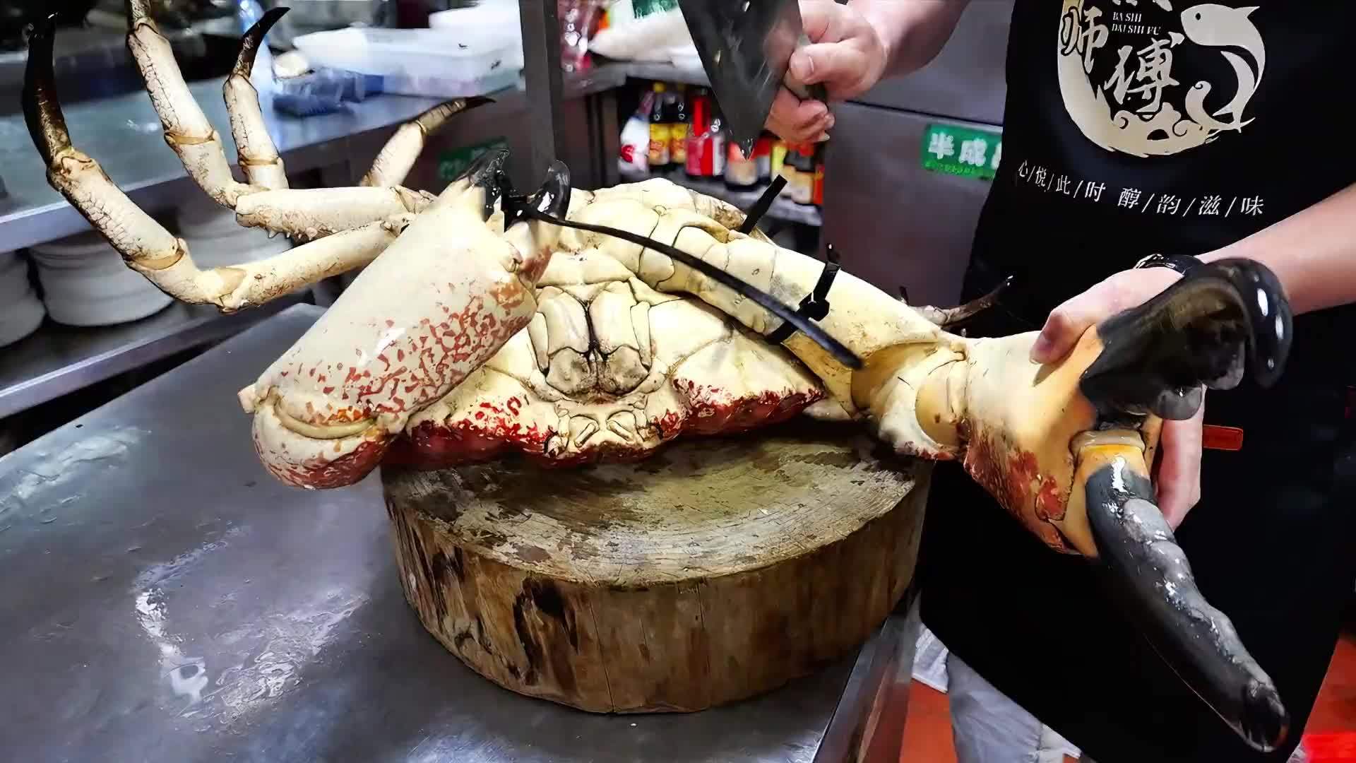 两万一只的大螃蟹，看大厨是如何杀做4吃，一只大钳子就能吃饱
