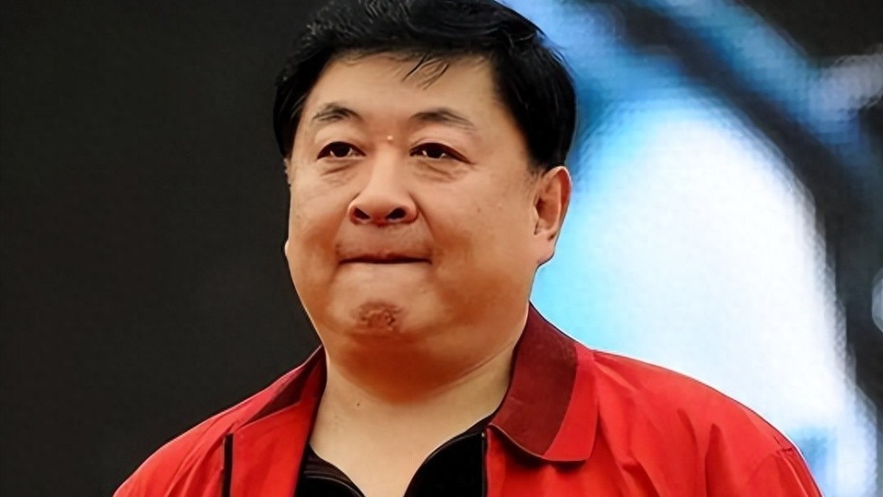 他三婚三离，发妻再嫁李幼斌，65岁独自抚养3个娃，生活悠哉幸福