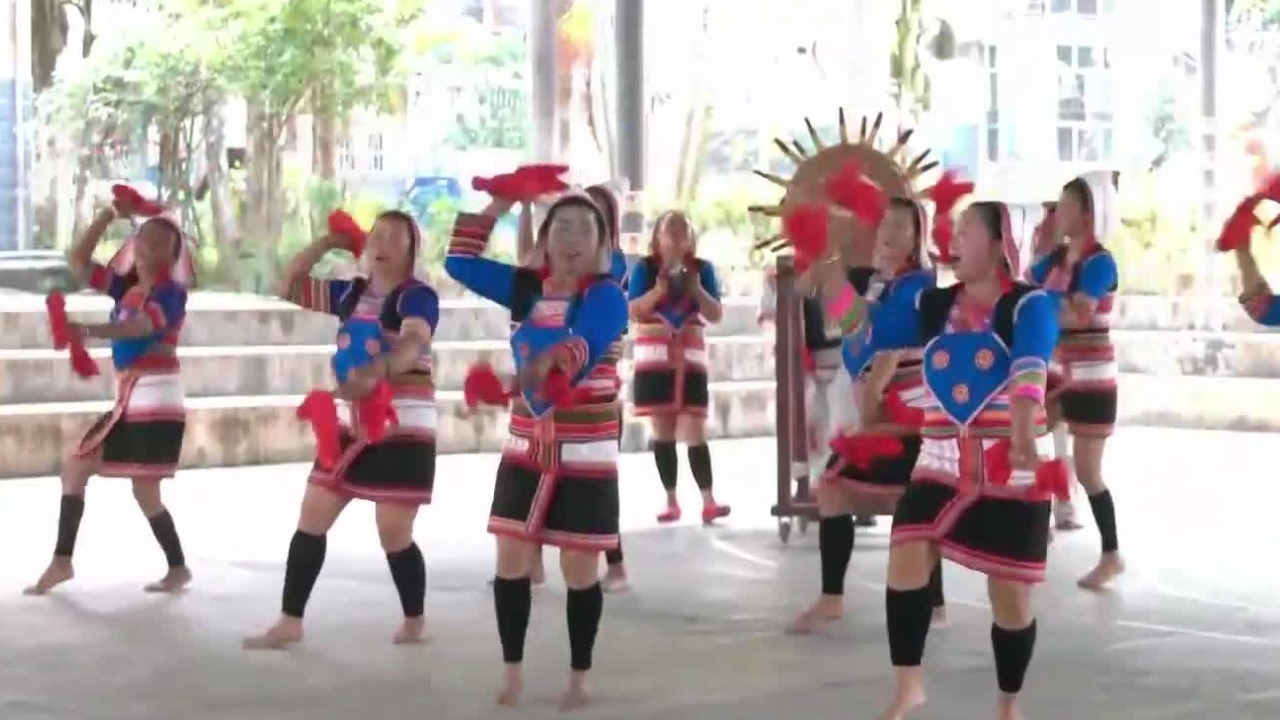 基诺族视大鼓为神灵的化身，乡村医生成立舞蹈队，培训村民跳大鼓舞