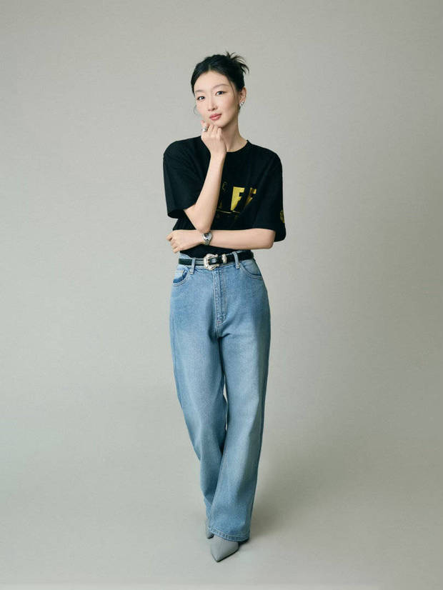 搜狐娱乐讯 14日，一组周冬雨质感美图释出。