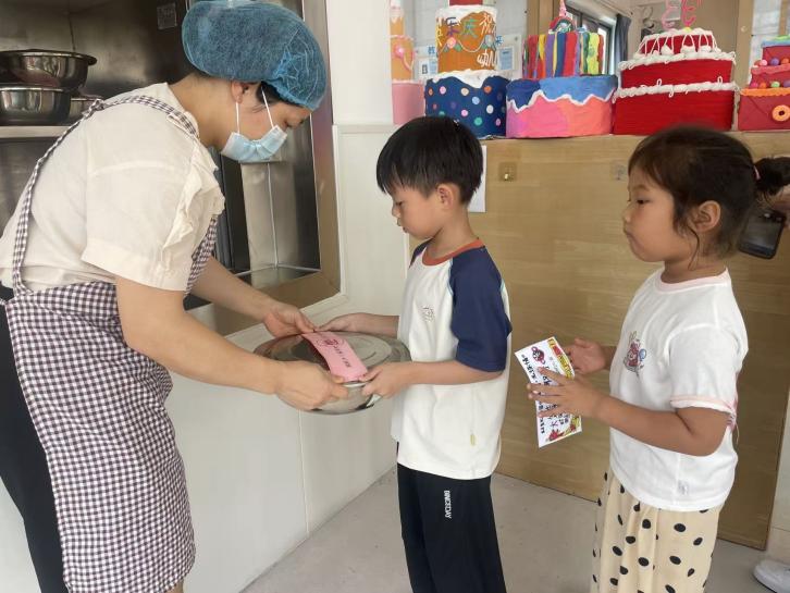 幼儿凭票领取大盆菜