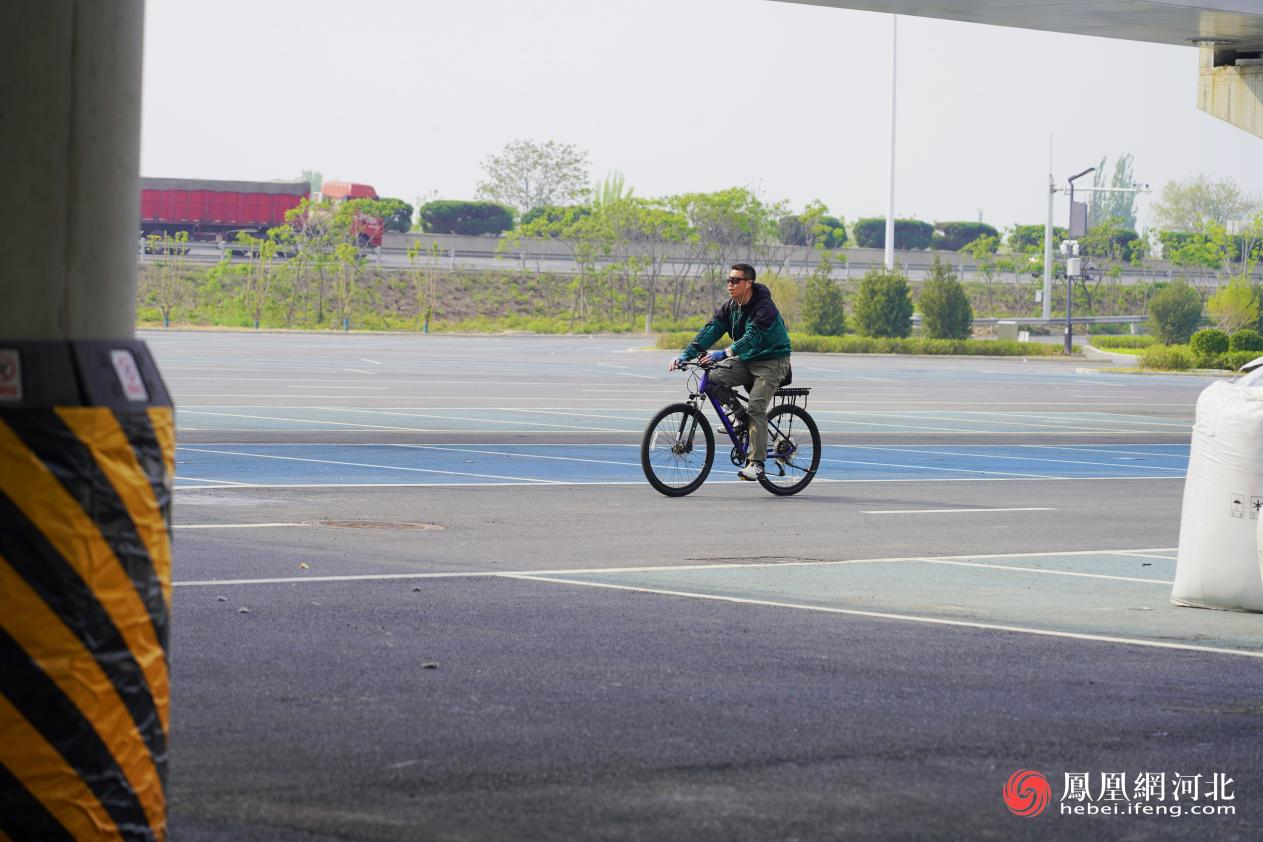 服务区内骑行爱好者运动场景