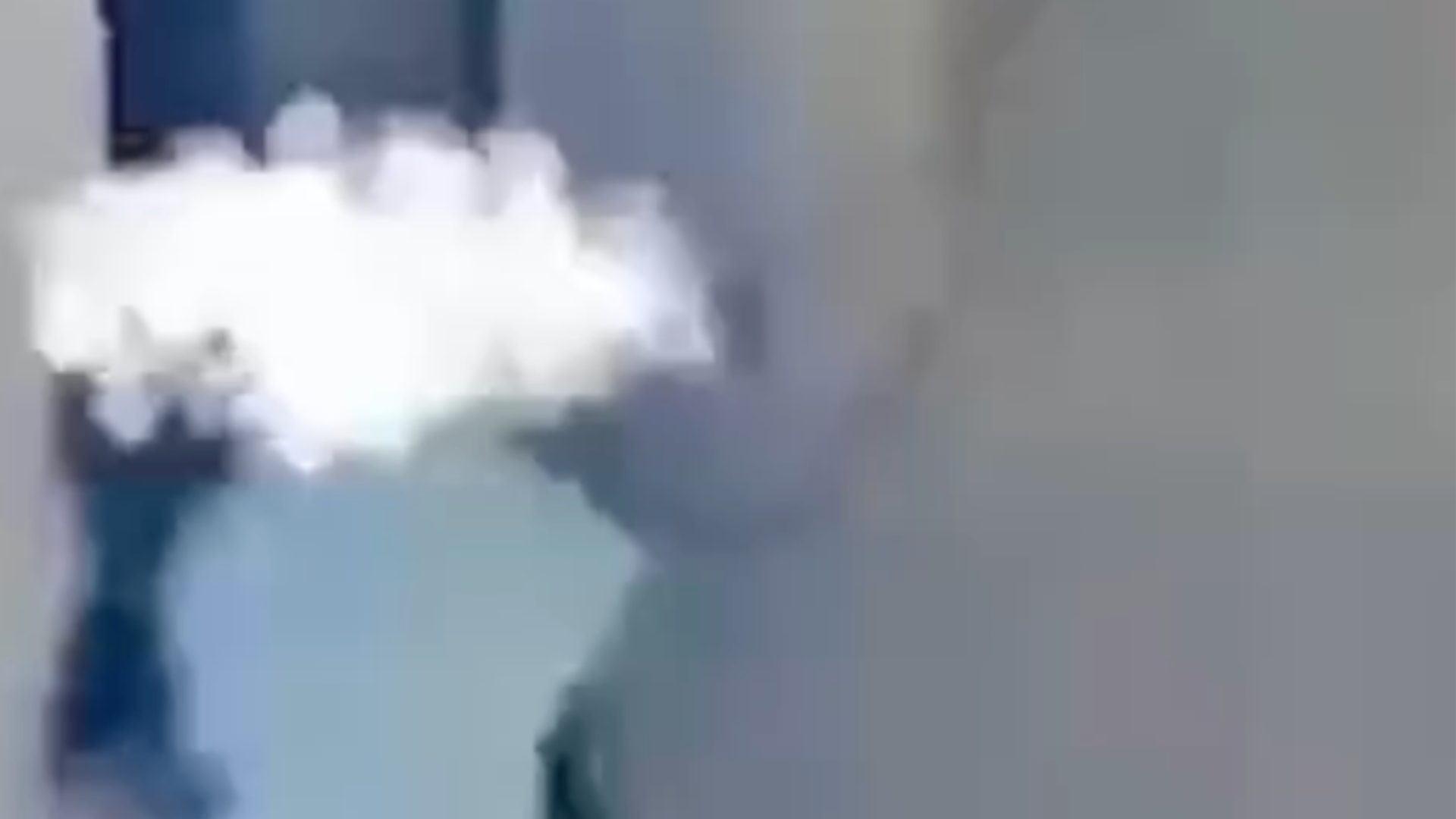 男子拽住欲跳楼女友，5分钟后力竭，女友坠楼身亡，家属索赔40多万，法院：男子担责10%，赔8万