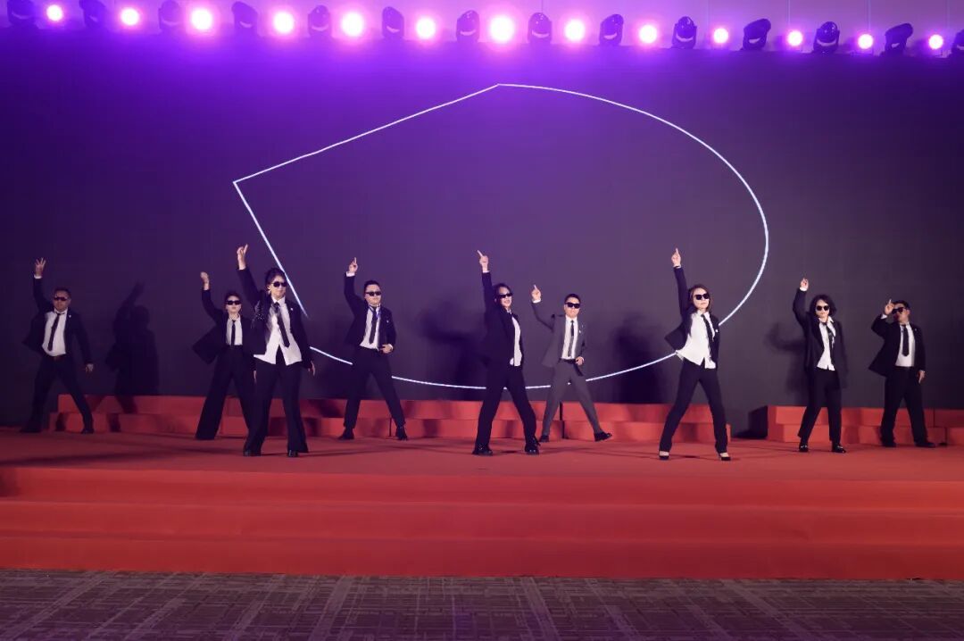 （9位会员企业家表演舞蹈《饿狼传说》）