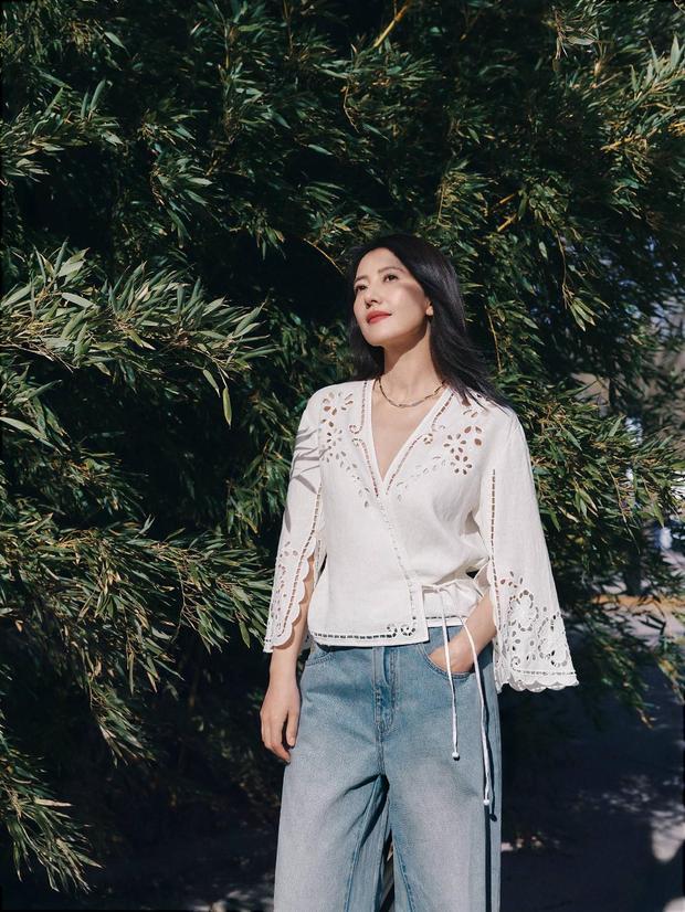 高圆圆穿镂空上衣搭配牛仔裤，清凉感满满。