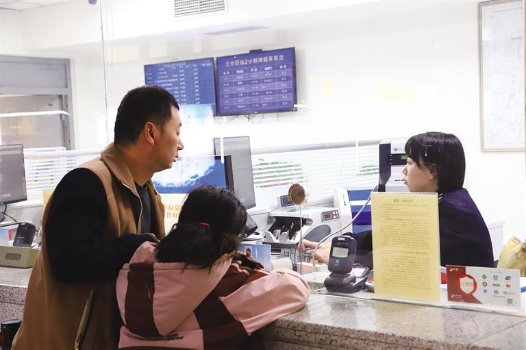 旅客在车站窗口购买车票