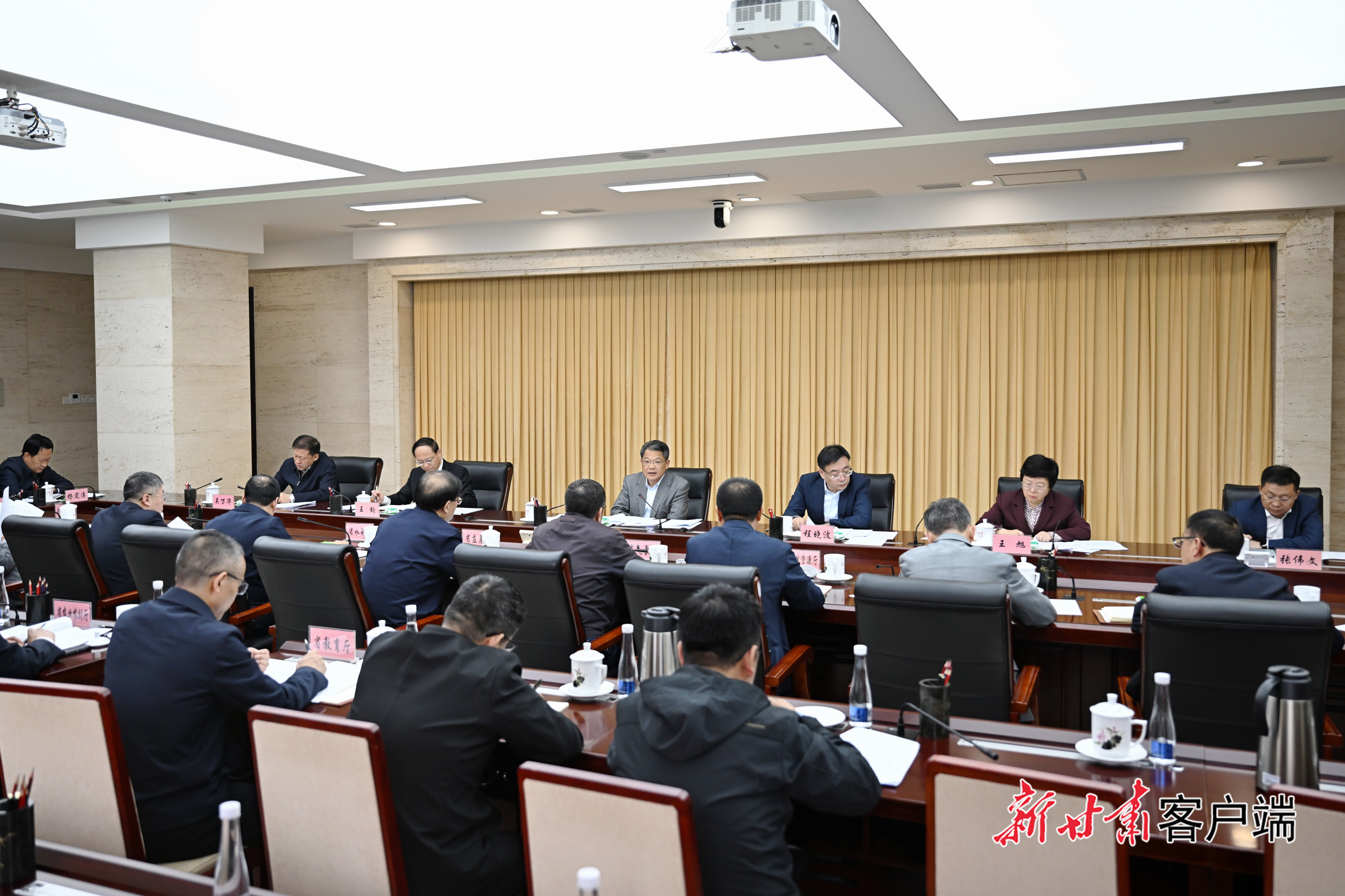 4月16日，省委副书记、省长任振鹤主持召开省长办公会，研究部署防汛备汛工作。新甘肃&middot;甘肃日报记者　盛学卿