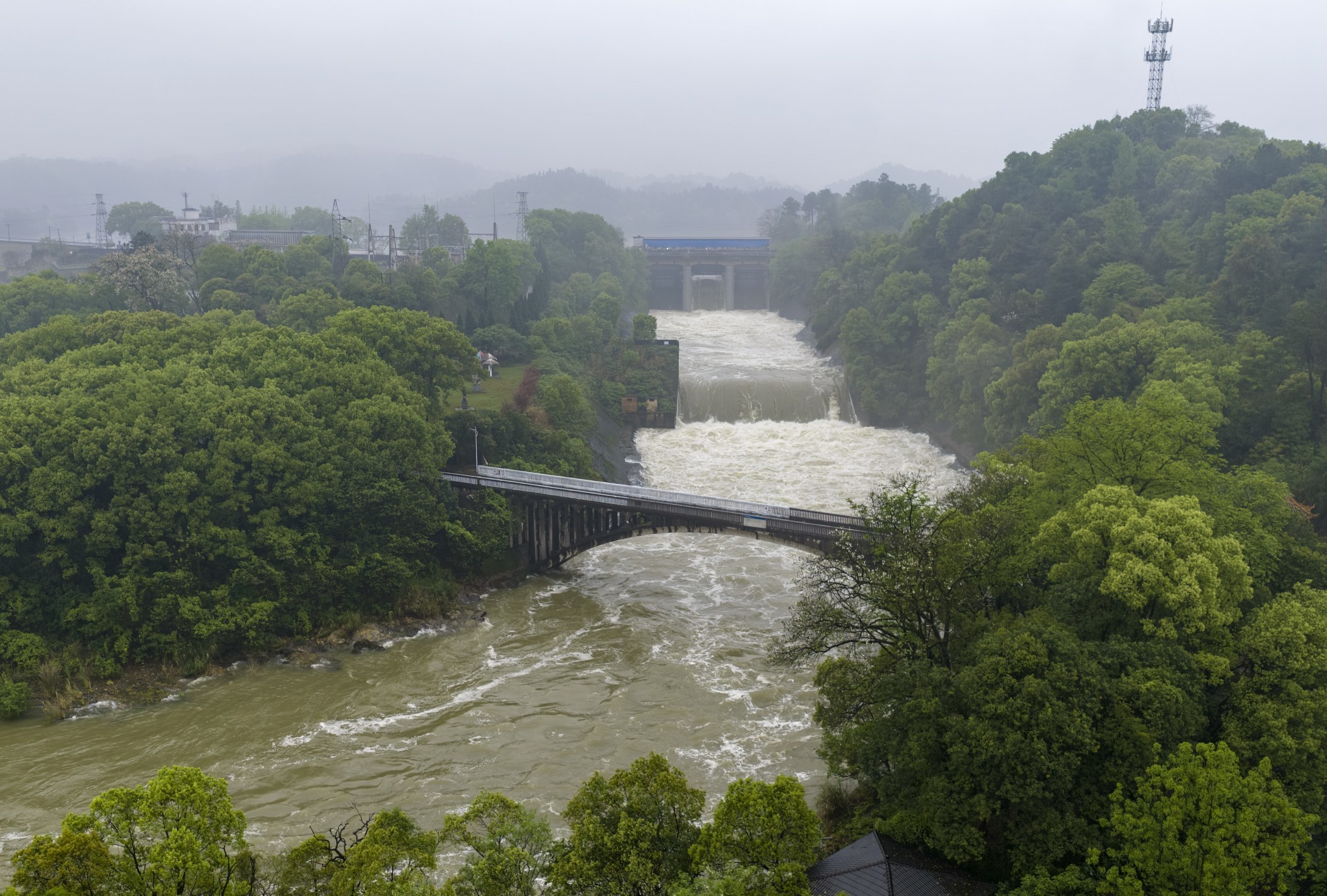 仙女湖区：江口水库按调度开闸泄洪，全力守护防汛安全