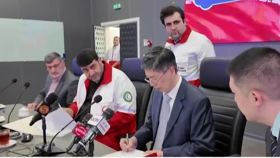 凤凰直击中国向伊朗提供58吨援助交接现场