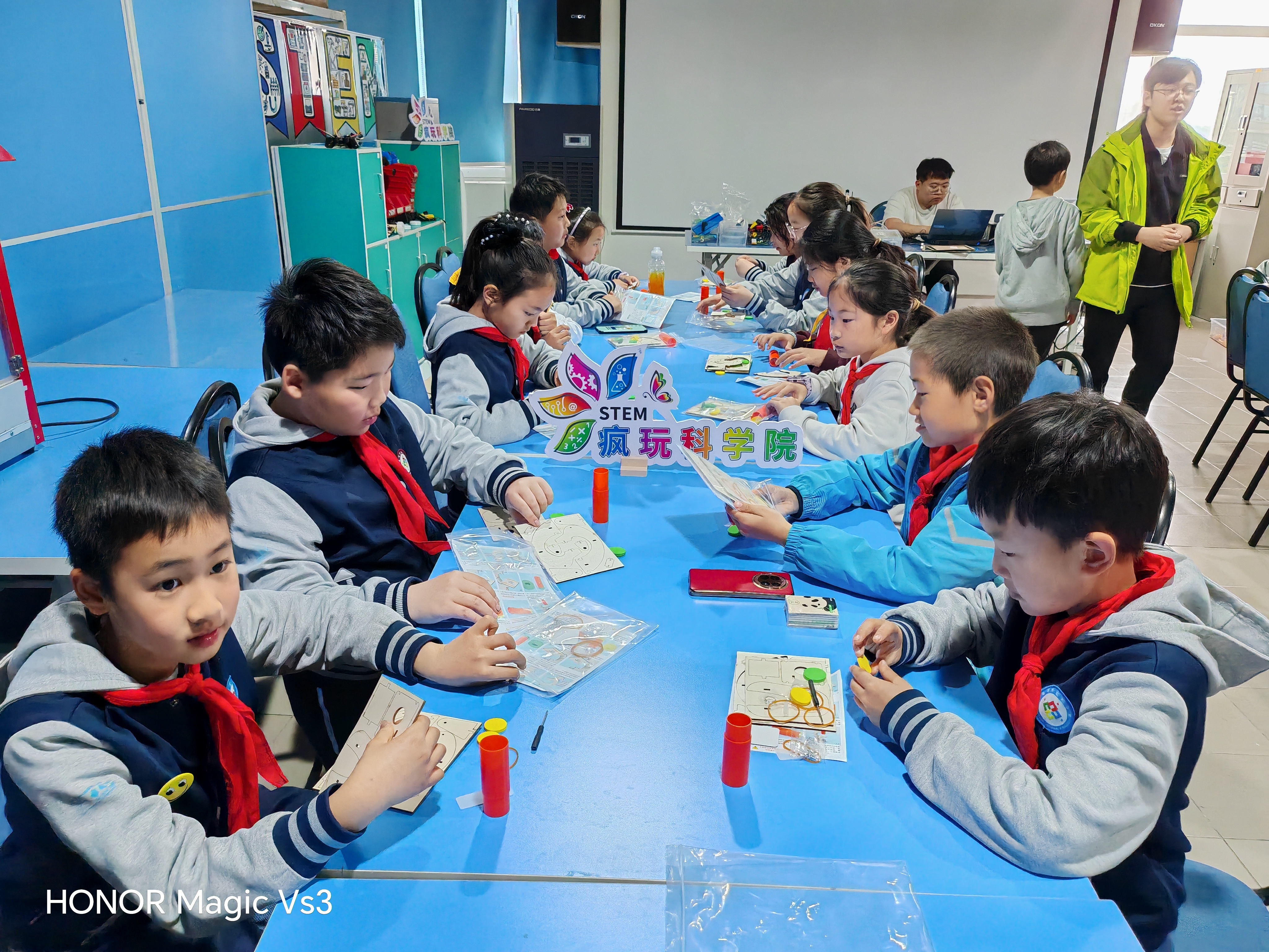 疯狂科学嗨翻天！解锁奇妙新世界——青岛市实验小学四五中队开展STEM科创研学活动