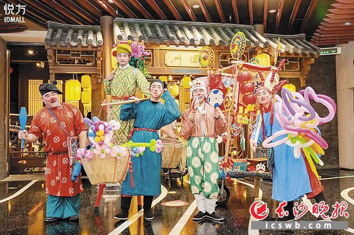 悦方ID MALL负一楼的潭州市集汉服巡游。受访者 供图