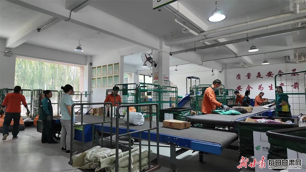 甘肃金塔客货邮融合递服务　群众近享便捷