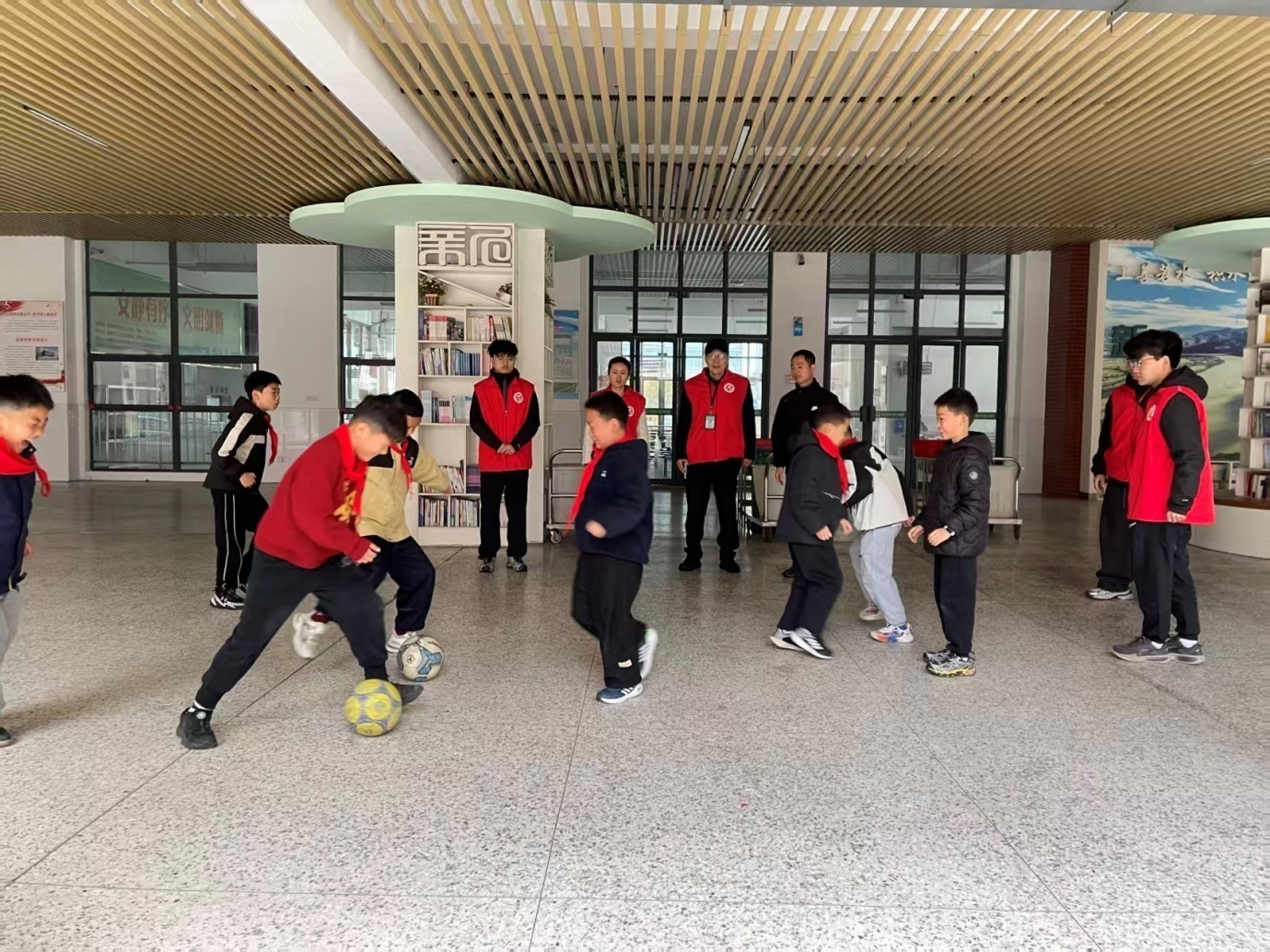 志愿新风润绿茵 文明筑梦育新人——盐城三大志愿服务团队走进新河实验小学开展文明主题足球活动