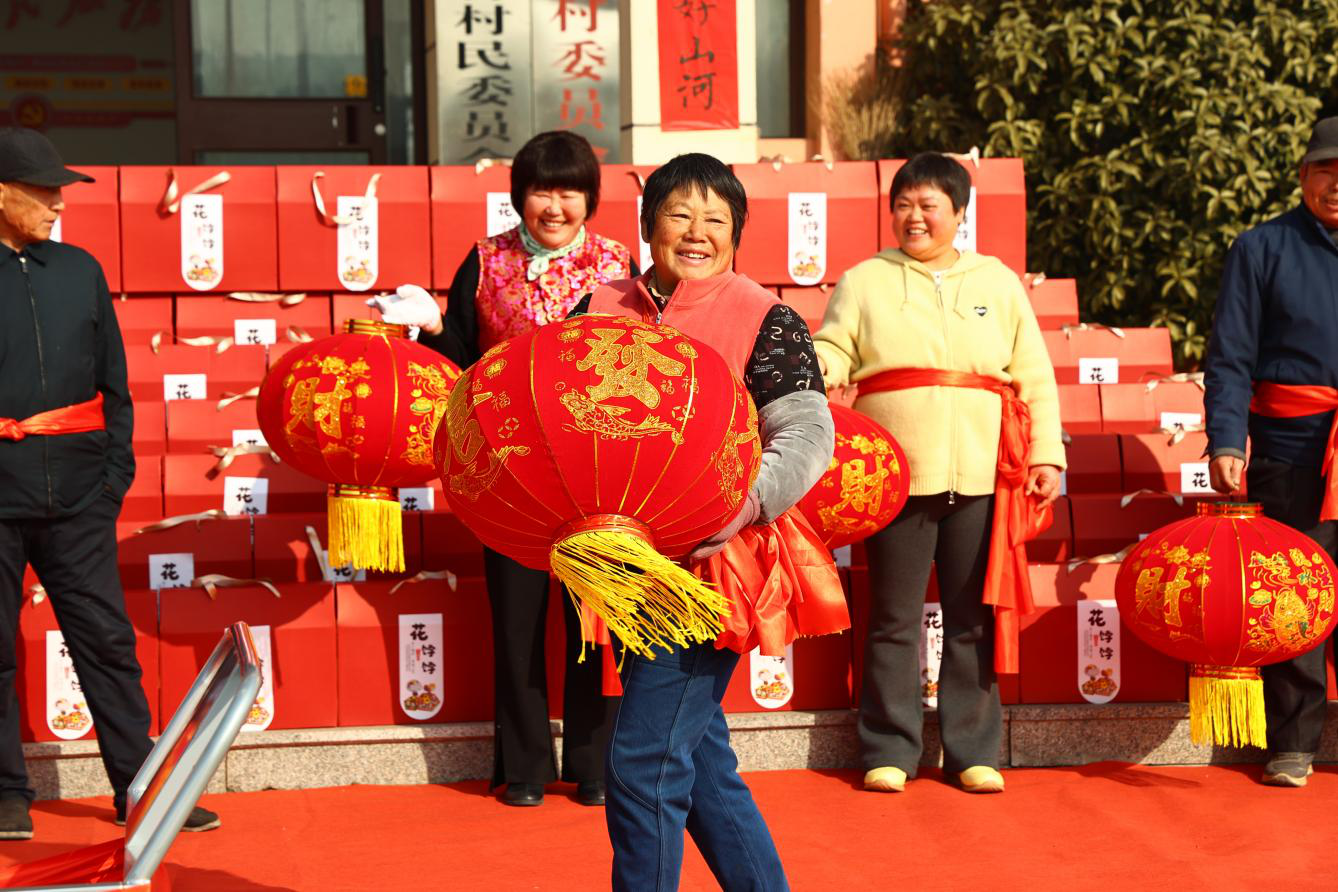 张家楼街道石河头村“回家过年”村晚农模秀《红红的日子》