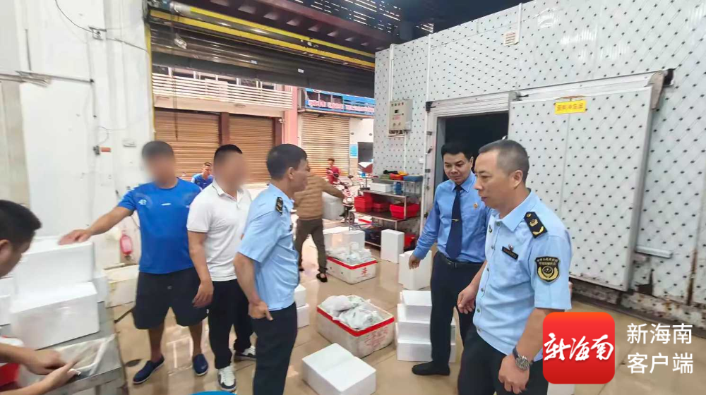执法人员对海鲜市场进行检查。记者 蒙健 摄