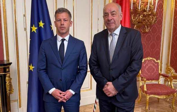 左为毛焦尔,右为舒尤克。