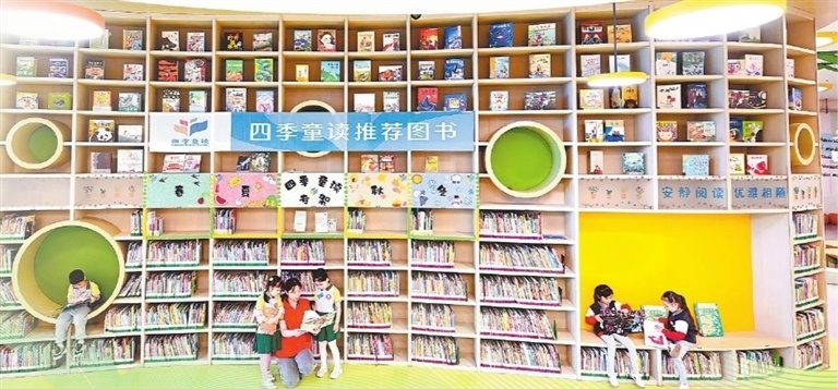 南昌市城北幼儿园老师带领孩子们走进省图书馆参加读书主题活动。本报全媒体记者 张翰林摄