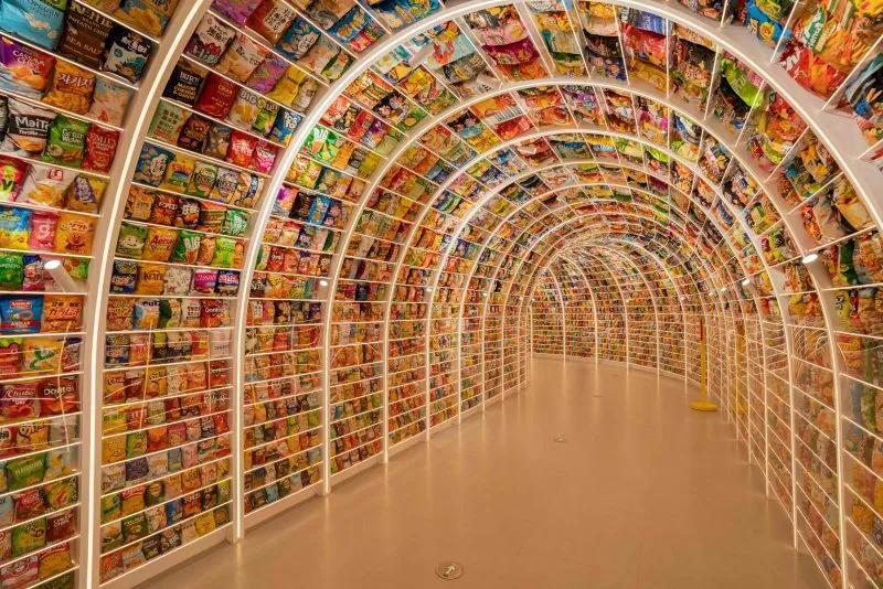 “零食王国”内的零食长廊。受访单位供图