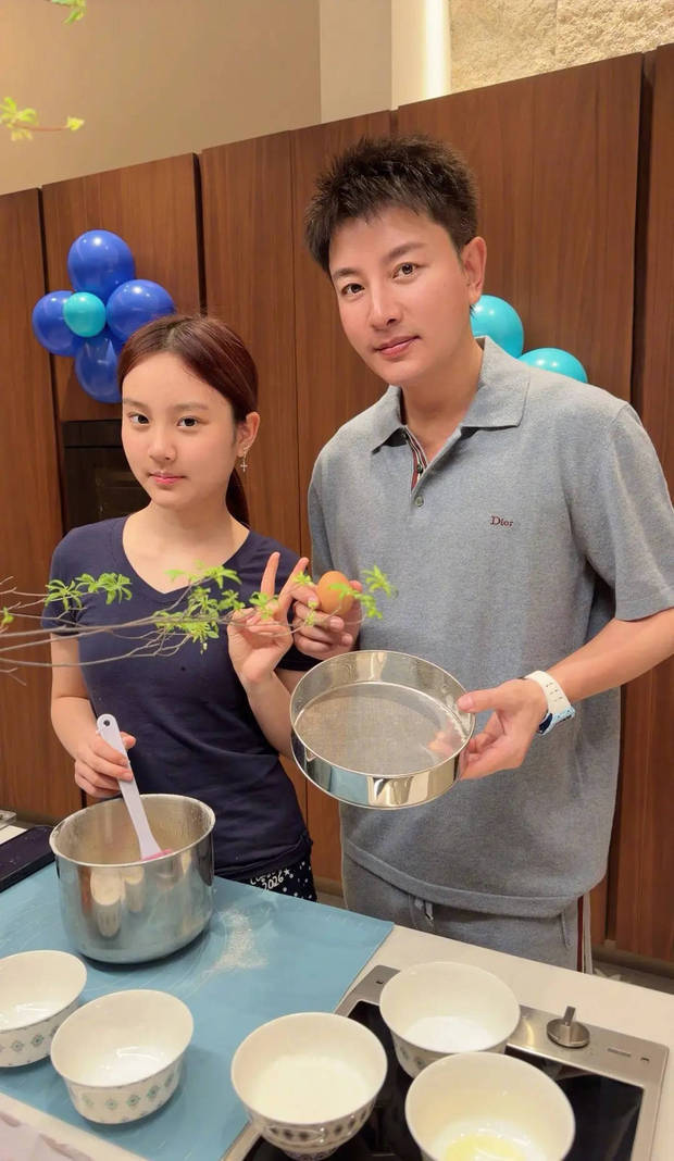 甜馨对着镜头开心比耶，跟妈妈李小璐长得好像！