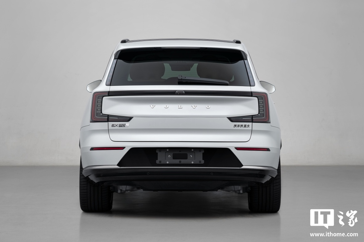 沃尔沃全新EX90纯电旗舰SUV发布:2+3+2式七座布局、双电机四驱,预售价53.99万元起