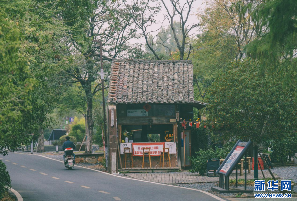 南昌县塔城乡湖陂村的“福气小站”乡村咖啡馆。新华网发