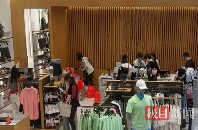 武汉Lululemon店图片（记者现场拍摄）