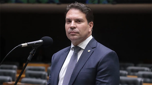 逃亡美国的巴西情报局前局长被ICE拘留，卢拉：他应该回巴西服刑