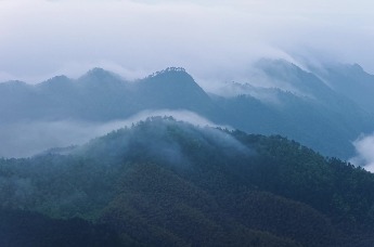云海涌动漫群峰，隐现青山似画中
