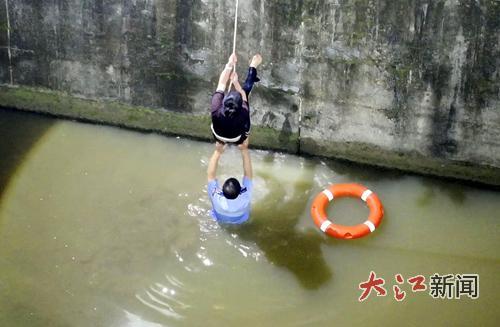 辅警在水中救助落水者