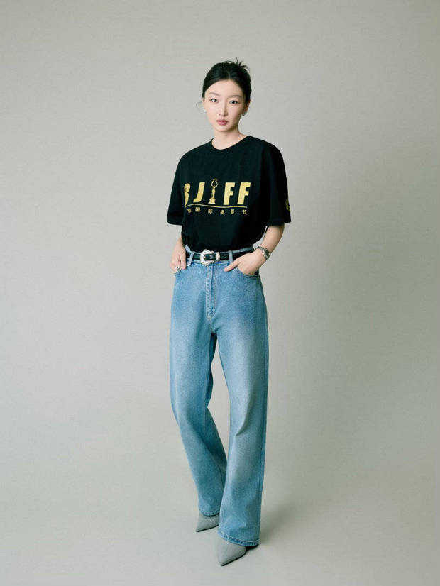 周冬雨双手插兜，简约穿搭尽显松弛干练的气质。