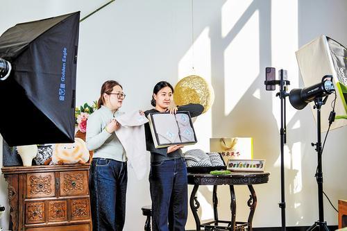 3月31日，高阳县棉花图纺织博物馆，工作人员直播销售毛巾套装。