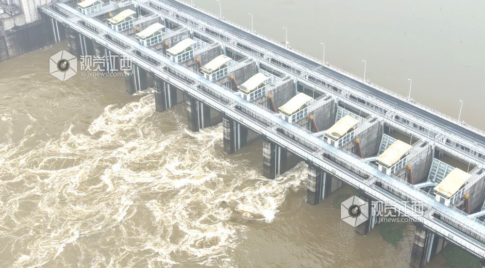 2026年4月13日，江西省吉安市峡江县水利枢纽大坝开闸泄洪。