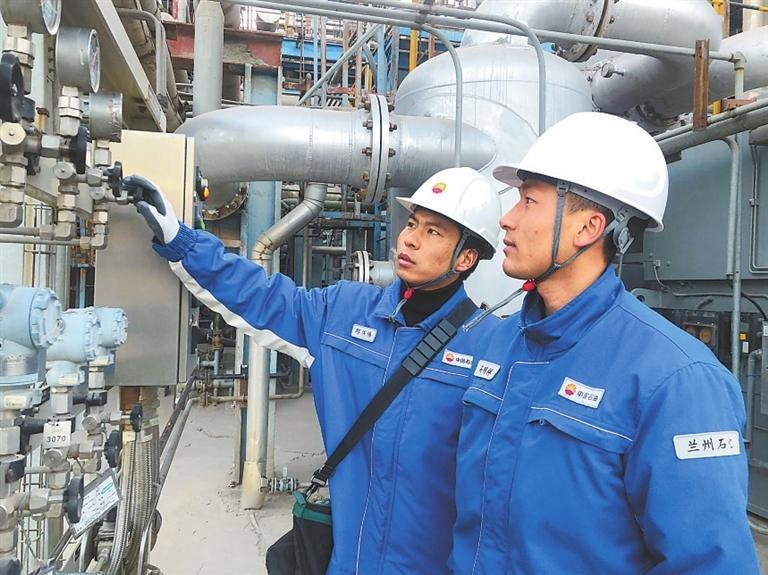 工作人员检查全密度聚乙烯装置