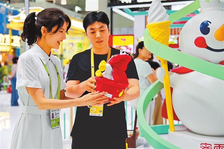 4月13日，第六届中国国际消费品博览会现场，蜜雪冰城展台凭借独特文化IP吸引众多嘉宾前来参观。