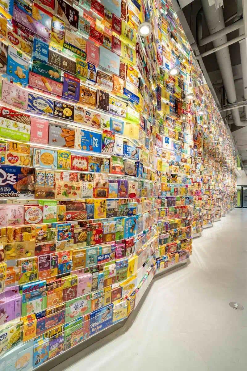 “零食王国”内的零食长廊。受访单位供图