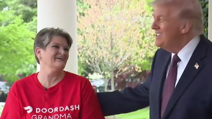特朗普在白宫摆拍点麦当劳，给“外卖奶奶”100美元小费