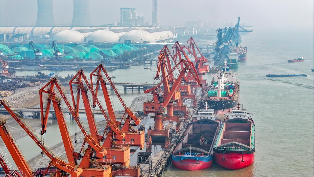 图为靖江港繁忙的生产场景。 朱其摄