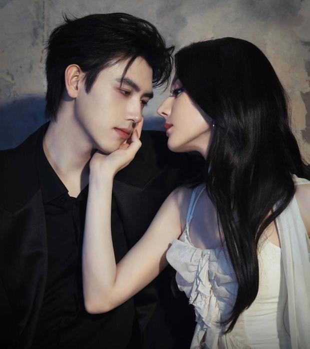 迪丽热巴轻抚陈飞宇。