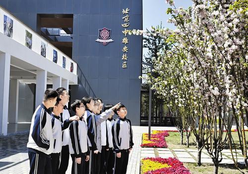 4月10日，北京四中雄安校区师生在校园赏花。