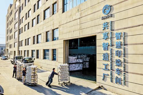 4月1日，工人在圣翔公司共享智造工厂忙碌。