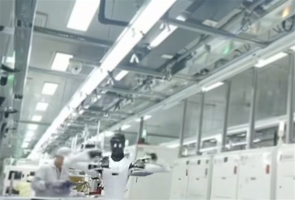 你的平板电脑可能是机器人造的！智元机器人走上工业产线：每小时吞吐300多件