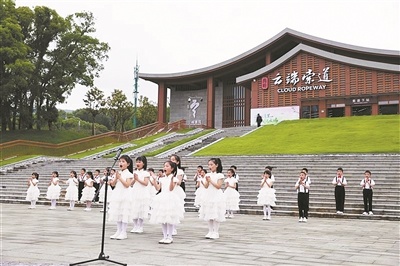 孩子们齐声朗诵