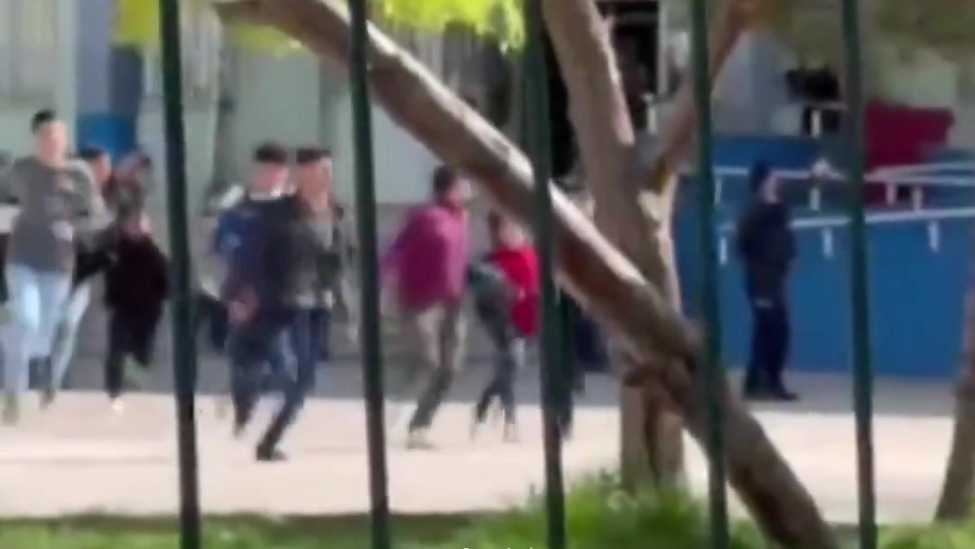 土耳其一高中爆发枪击案，学生飞奔逃命