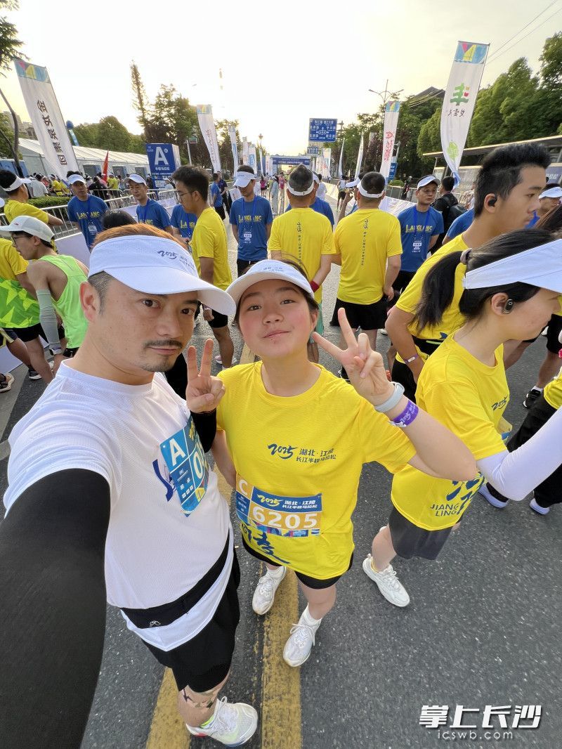 父亲带女儿参加马拉松。