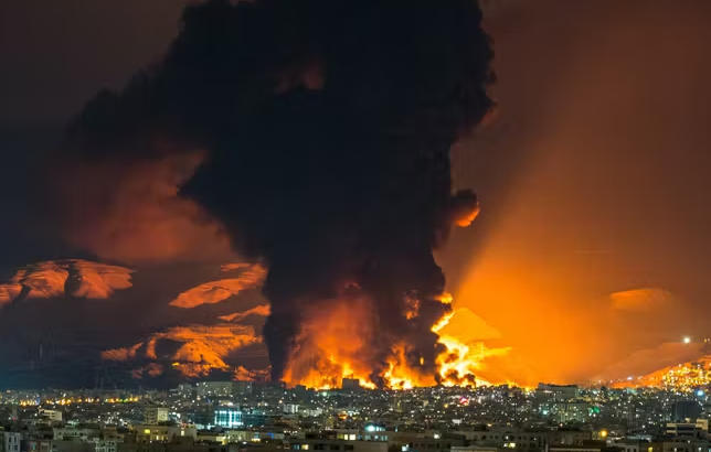 3月7日,伊朗德黑兰的一个油库遭轰炸。