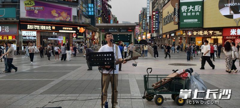 吉他男孩自由歌唱。