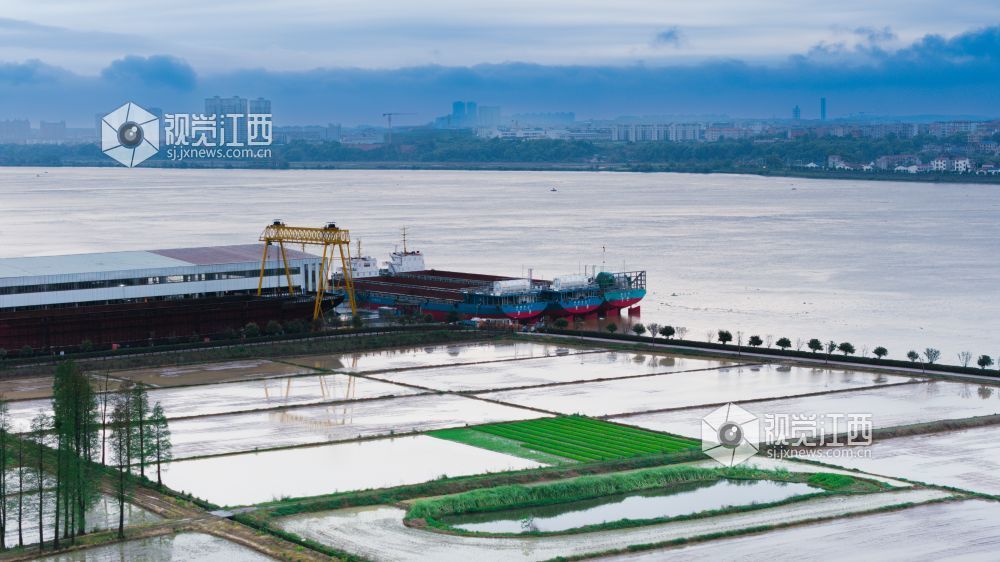 2026年4月14日拍摄画面，船舶与田野。