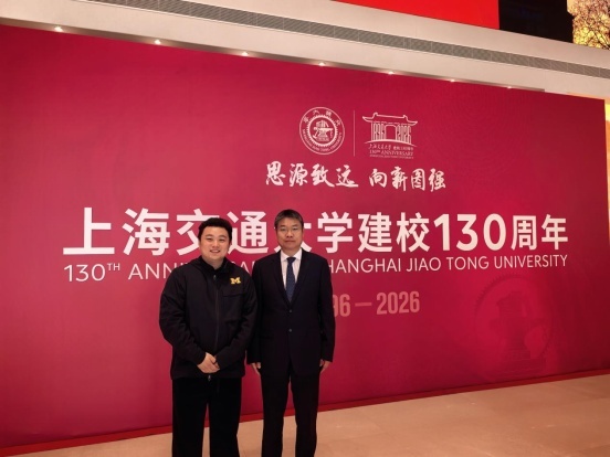 刘智卓校友与封安保书记在大会合影