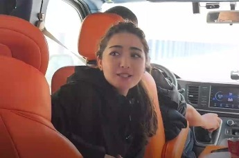 导游为台湾同胞介绍天山胜利隧道，一句话让无数网友热泪盈眶：“不是打穿天山容易，而是天山那头有人民”